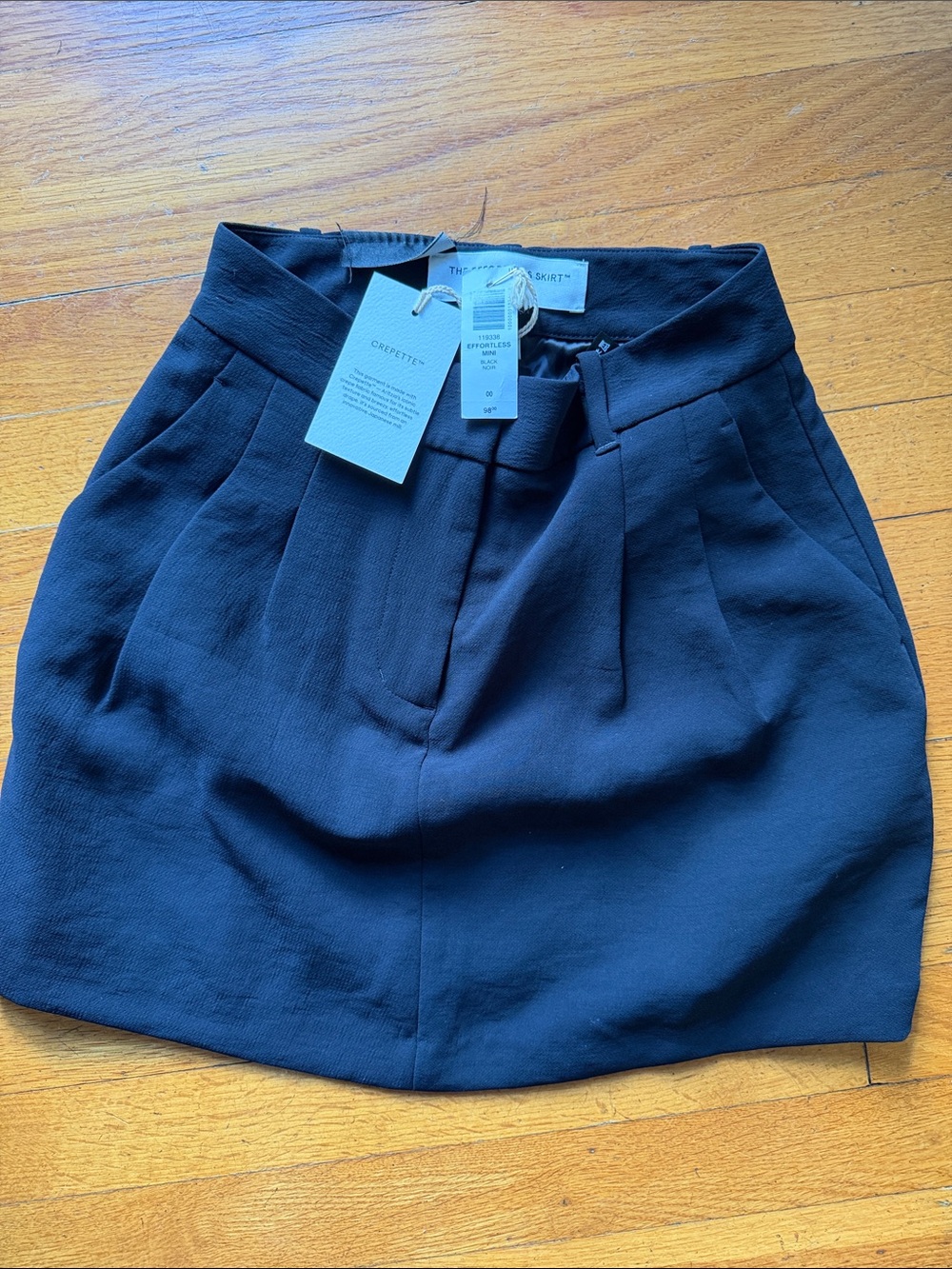 Aritzia the effortless skirt, size 00.